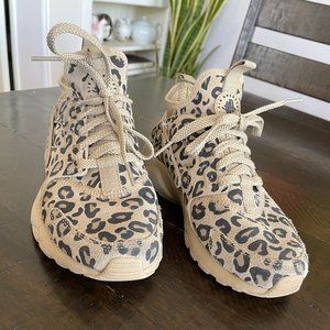 Leopard print Nike Huarache size 5